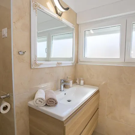 Luna - Modern & Stylish Apartamento Tar-Vabriga