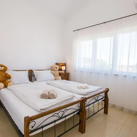 Luna - Modern & Stylish Tar-Vabriga
