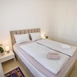Luna - Modern & Stylish Tar-Vabriga